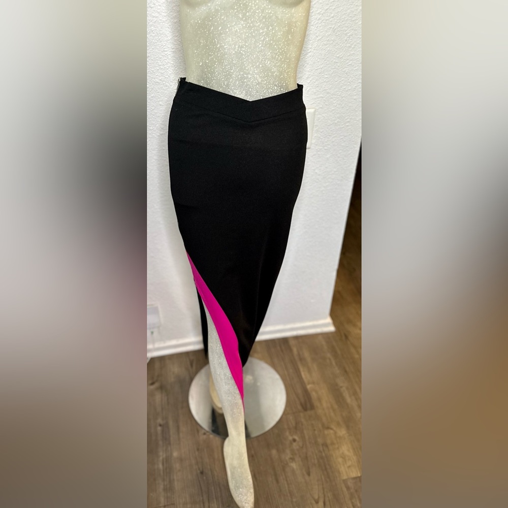Tesoro Moda Asymmetrical Black/Pink Skirt w/ Silver Zipper on Side. Size S. NWT!